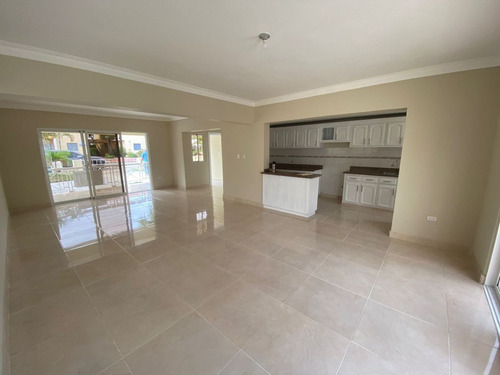 Casa En Venta En Bávaro, Punta Cana Con Piscina Cerca De La Playa, 3 Hab