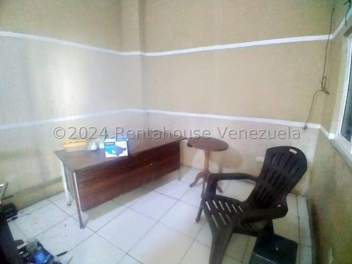 Maria Luisa Mendoza Vende Terreno En El Centro De Barquisimeto, A Pie De Calle Cuenta Con Su Oficina Estacionamiento Baños Y Todos Los Servicios Básicos Indispensables 2 4 2 1 4 3 8