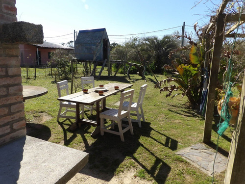 Casa 2 Dormitorios, Gran Jardín Con Sombra. Cerca De Playa