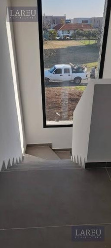 Imagen 14 de 17 de Casa En Venta - Barrio El Canton, Puerto