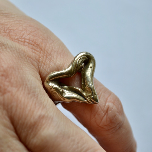 Imagen 3 de 6 de Anillo Corazon, Texturas Modeladas A Mano, Alpaca