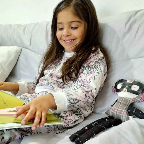 Imagen 4 de 9 de Kit Simi Tití: Cuento Infantil+ Muñeco + Accesorios + Bolsa
