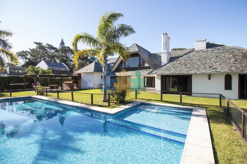 Venta De Casa De 4 Dormitorios Más Dependencia Y Hermosa Piscina Con Gran Parque En Playa Mansa, Punta Del Este - Ref : Eqp4405