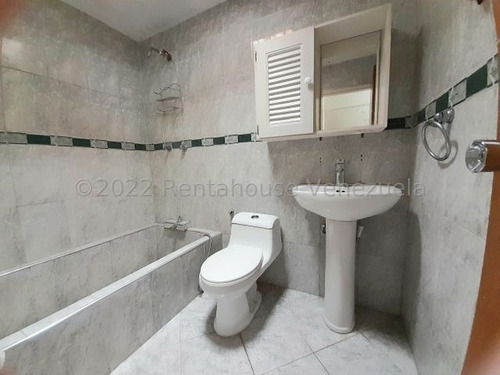 Imagen 30 de 30 de * Casas En Venta * En Avenida Libertador Barquisimeto , Lara Codigo # 23-6028 Mas Informacion :: 412 - 1498654 , Katty Vasquez Rentahouse Co.