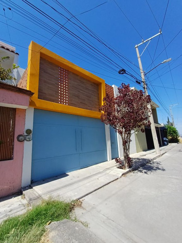 Casa En Venta, Enfrente De Costco, Morelia