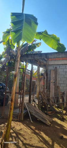 Casa Com 3 Quartos , Sala , Cozinha E Estrutura.