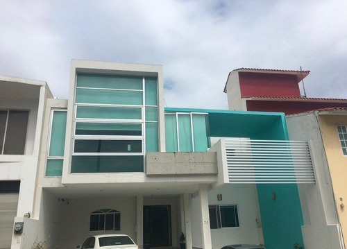 Imagen 1 de 14 de Casa De Dos Pisos Con Alberca, 3 Recamaras Y 5 Baños.
