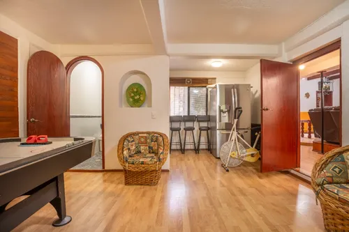 Casa Noviembre! Bienvenidos A Su Nuevo Hogar! Esta Hermosa Casa De 4 Habitaciones 6 Baños, Terraza Con Sauna, Chimenea, Jardin Interior, Cuarto De Juegos Y Lavanderia. Que Combina Confort Y Estilo