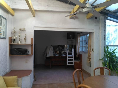 En Venta Hermosa Casa 4 Ambientes Con Cochera 2 Autos, Fondo Libre Y Quincho En Wilde Centro.