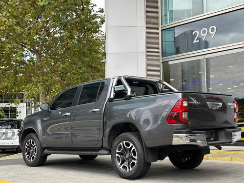 Imagen 4 de 25 de Toyota Hilux 2.8 Cd Srx 177cv 4x4 At 2021 500km