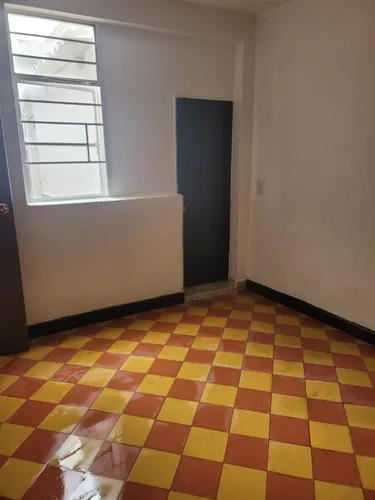 Casa Remodelada Tiene Un Cuarto Que Sirve Como Local O Habitación Con Baño Privado