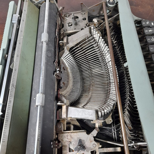 Imagem 7 de 8 de Máquina De Escrever Lettera 32 P/conserto Peças Ou Decoração