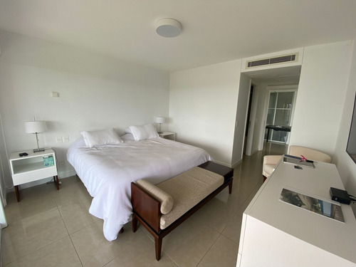 Imagen 14 de 28 de Venta - Apartamento 2 Dormitorios + Servicio Completo, Parada 18 De La Mansa, Punta Del Este.