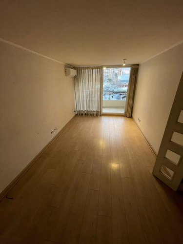 Se Vende Amplio Departamento En Ñuñoa Con Estacionamiento Y