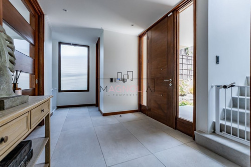 Casa En Venta De 5 Dorm. En Lo Barnechea