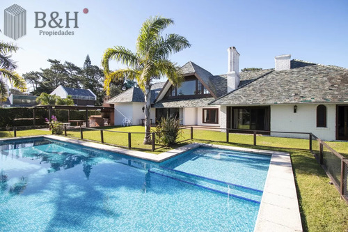 Venta De Casa De 4 Dormitorios Más Dependencia Y Hermosa Piscina Con Gran Parque En Playa Mansa, Punta Del Este