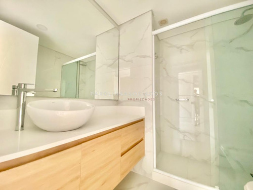 Apartamento De 4 Dormitorios En Venta En Edificio Paramount, Punta Del Este.