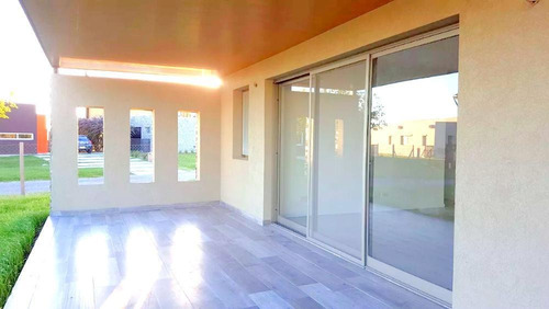 Casa En Venta En El Canton Con 3 Dormitorios. Con Renta