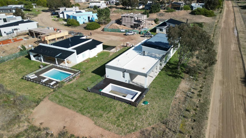 Casa En Venta - 4 Dormitorios 5 Baños - Cocheras - 990mts2 - Costa Esmeralda