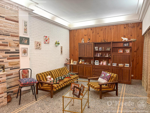 Casa En Venta De 4 Ambientes, Bernal.