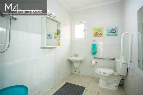 Casa En Tranquilo Barrio Con Excelentes Accesos 7dorm 4bañ