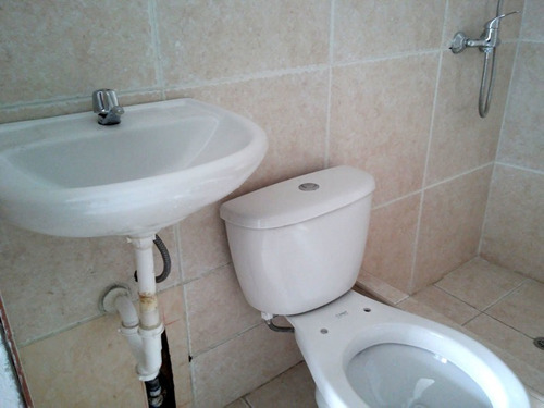 Imagen 11 de 12 de Habitacion En San Borja, Habitaciones En San Borja, En Avenida Rosa Toro Cuadra 9 Cruce Con Canada Cuadra 35, Excelente Zona Comercial Todo A La Mano