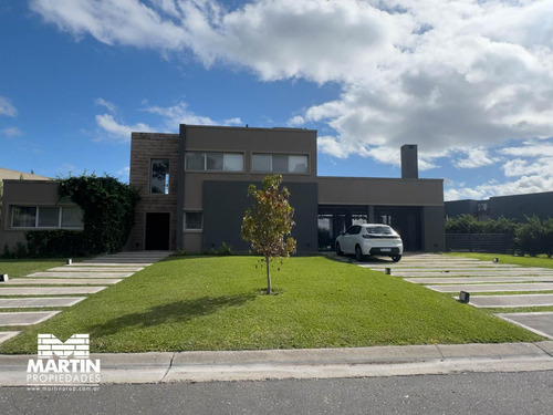 Casa En Venta Barrio Haras Santa María Loma Verde. 5 Ambientes Con Jardin, Pileta Y Quincho