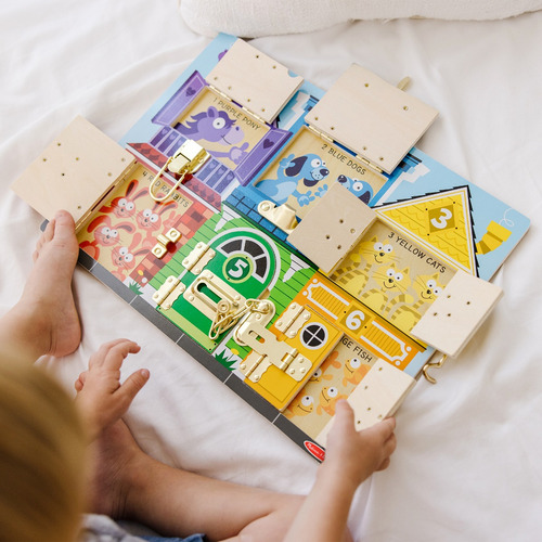 Tablero de actividades con cerraduras Melissa & Doug Ideal para desarrollar habilidades motoras y de resolución de problemas.