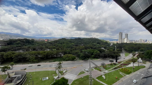 Alquiler De Amplísima Oficina Ubicada En Plaza Venezuela
