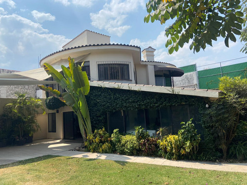 Casa En Venta En Privada Con Vigilancia. Vista Hermosa, Cuernavaca