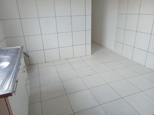 Duas Casas Germinadas Com 4 Cômodos, Garagem, Quintal E Lavanderia