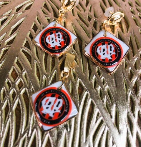 Imagem 3 de 3 de Kit Porcelana Brincos E Pingente Athletico Paranaense Cap