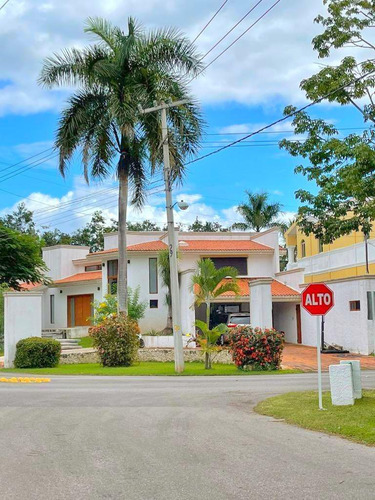 Casa En Venta Frente Al Parque Del Club De Golf La Ceiba