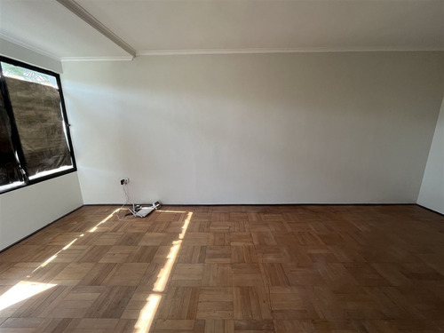 Casa En Venta De 3 Dorm. En La Cisterna