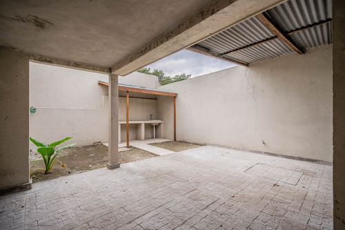 Casa 5 Ambientes. Jardín. Cochera