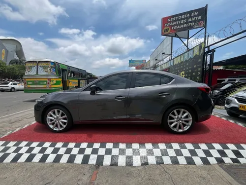 Mazda 3 GRAND TOURING 2.0 MT