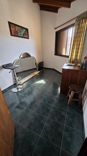 Solido Duplex De 4 Ambientes Con Cochera Y Jardin En Venta. Olivos
