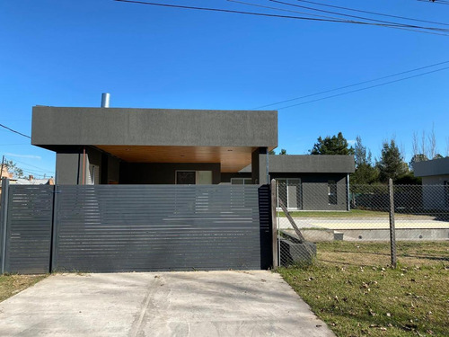 Casa De 2 Dormitorios Con Pileta Y Parrillero - San Eduardo- A Estrenar