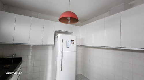 Casa Gradeada Com 5 Quartos (1 Suíte), Bem Localizada E Bem Ventilada. Reformada.