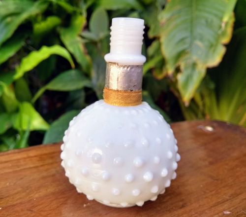 Frasco De Perfume Antiguo De Opalina En Relieve