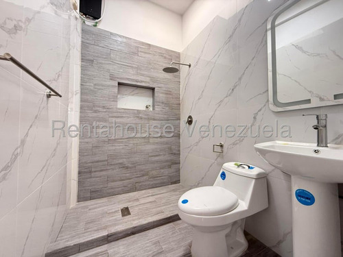 Hermosa Casa Quinta De 2 Niveles En Venta Ubicada En Alto Prados Del Este 25-17674