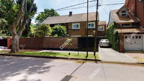 En Buena Zona Residencial, Chalet Totalmente Actualizado Con Lo Mejor, Jardin, Pileta.