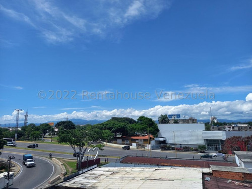 Monicam 23-1751 Edificio Comercial Con Destacada Ubicacion De Facil Acceso A La Autopista Y Alto Trafico, Para Desarrollar El Proyecto Que Desees, Amplio, Con Potencial