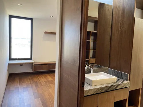 Casa Con 4 Recámaras, Una En Planta Baja, Privada Con Alberca. Lomas Del Campanario Norte