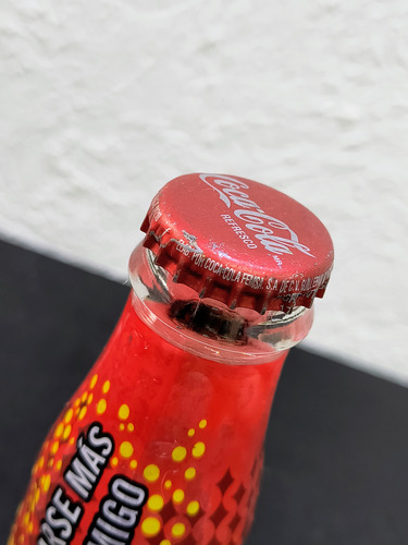 Mini Botella Coca Cola Hay Que Besarse Más Práctica Año 2005 (Usado)