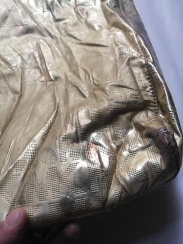 Imagen 4 de 10 de Bolso De Mano M K Dorado Metálico Entre Ahulado