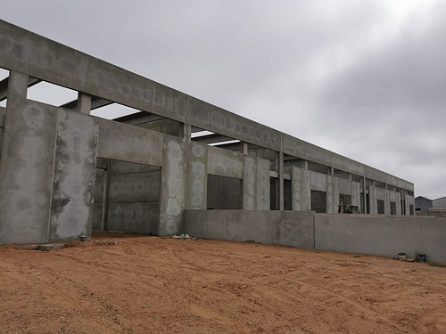 Bodega De Hormigon Armada En Barrio Industrial