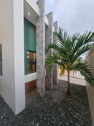 Exclusiva Casa Ubicada En El Residencial Los Lirios, La Roma