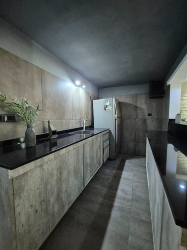 Casa Moderna, 280 Metros Construidos, Dos Plantas, Garage