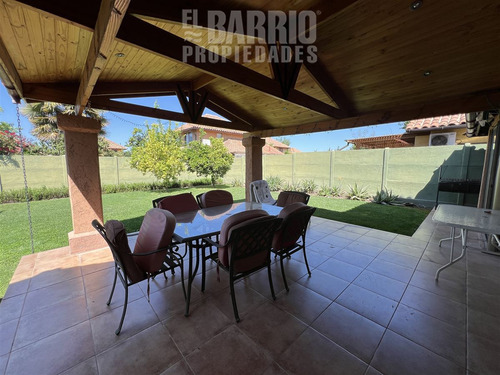 Casa En Venta De 5 Dorm. En Colina